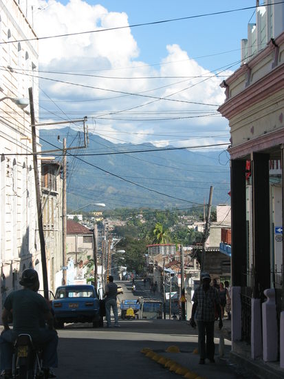 Das im Jahre 1515 gegründete Santiago liegt auf einer Reihe von Hügeln nahe der Sierra Maestra im Herzen der Provinz Oriente. Daher hat man häufig in dem schachbrettartigen Straßensystem tolle weite Ausblicke