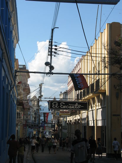 Haupt-Geschäftsstrasse Enramada (José A. Saco) führt direkt zum Hafen