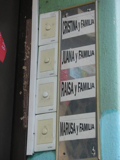 Und fallen die Klingelbeschriftungen der Wohnung auf: Offensichtlich sind die Frauen angemeldet mit ihrer Familie?!