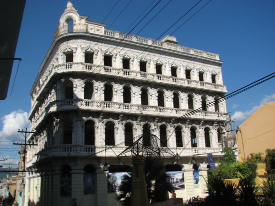 Kurz vor dem Parque de Céspedes steht der ausgekernte Prachtbau des ehemaliogen Hotels Imperial - ob es wieder aufgebaut wird?