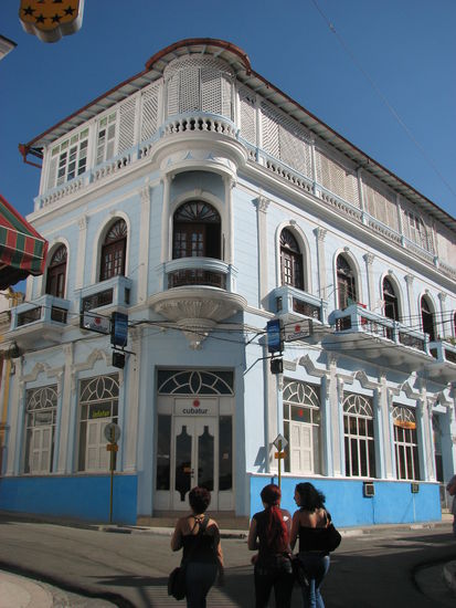 selbst das an der anderen Diagonalecke des Platzes liegende Gebäude der staatlichen Touristikgesellschaft Cubatur hat im oberen Geschoß die luftdurchlässigen aus Holz gefertigten Fenstergitter