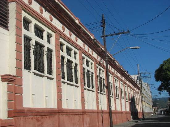 alte Bacardi-Fabrik - heute wird dort Caney-Rum hergestellt - aber die Probierstube hat natürlich auch geschlossen