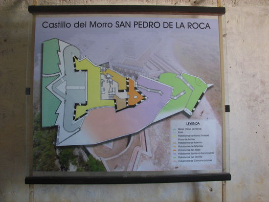 verwinkelte Anlage auf einem Bergsporn an der Bucht von Santiago