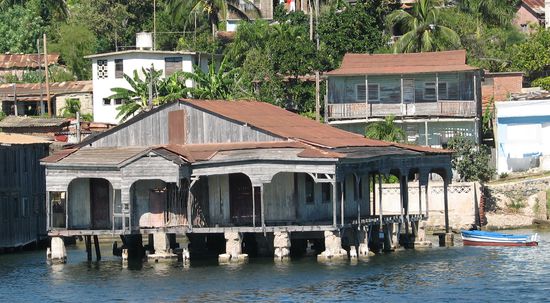 die Holzhäuser mit breiter Veranda am Wasser sind typische Beispiele für einfache Häuser in vielen Küstenorten