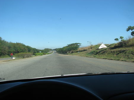 Autobahn bei Santiago de Cuba - man beachte den Fußgänger