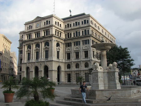 Lonja del Comercio - Handelsbörse - von der Terrakotta-Kuppel ist nur der auf ihr stehende Göttebote zu sehen.