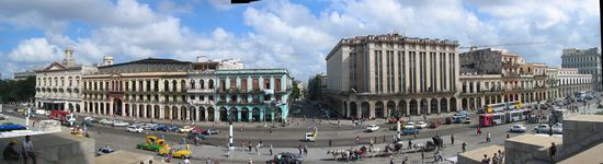 Blick von der Granittreppe auf den geschäftigen Teil des Prado (Ostseite)