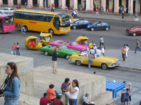 der Prado vor dem Capitol - Treffpunkt für Busse - Oldtimertaxis - Cocos -...