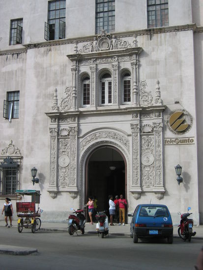 mit prächtigem Eingang