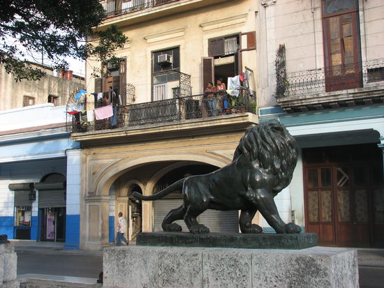 auch am 'vornehmen' Prado hängt die Wäsche auf dem Balkon
