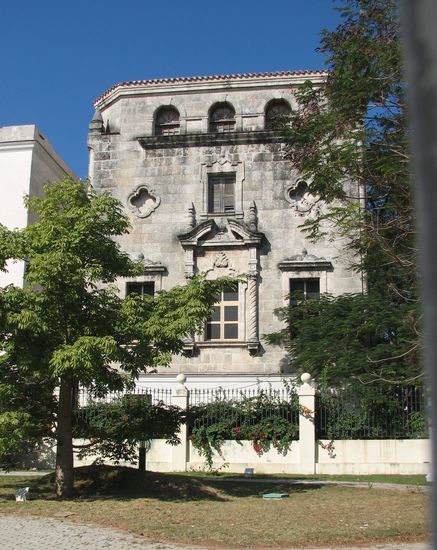 festungsartiges Gebäude an der Uferstrasse