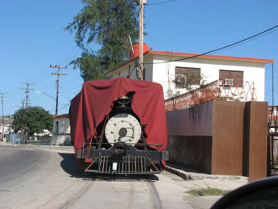 Leider ist die alte Dampflok unter einer Plane versteckt.