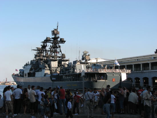 ein russischer! Zerstörer? - dies ist jetzt die Erklärung für die vielen russischen Matrosen in der Altstadt.
Hunderte Kubaner stehen Schlange und werden in kleinen Gruppen auf das Schiff zur Besichtigung gelassen.