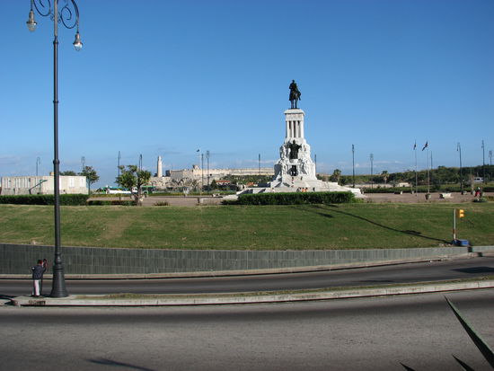 Tunneleinfahrt zur östlichen Seite der Hafeneinfahrt
