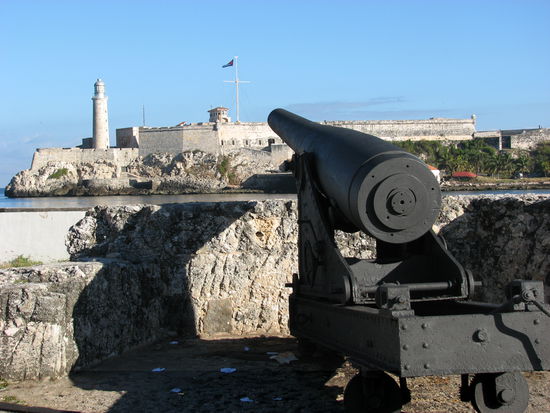 Blick über die Hafeneinfahrt auf das Castillo del Morro