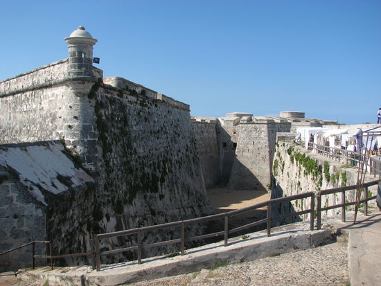 In den tiefen Gräben warten zahlreiche Kletterfreunde, um die Mauern zu erklimmen.