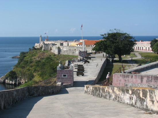 Schutzmauern auf der Hafenseite