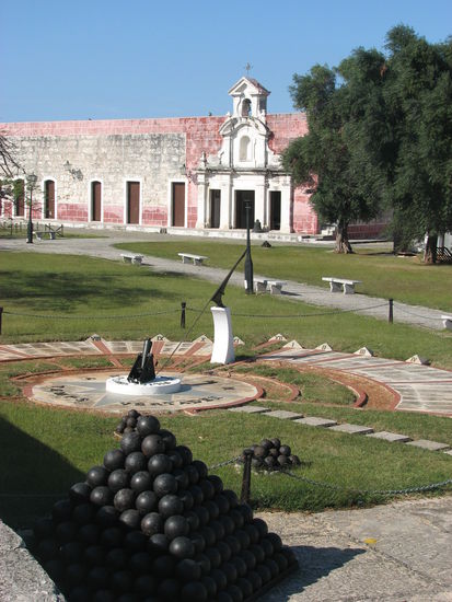 Park mit Sonnenuhr vor der Festungskapelle