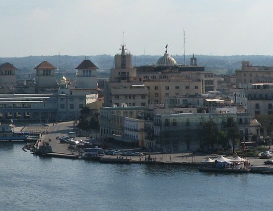 Blick auf die Altstadt mit Kreuzfahrtterminal und Handelsbörse am Plaza de San Francisco