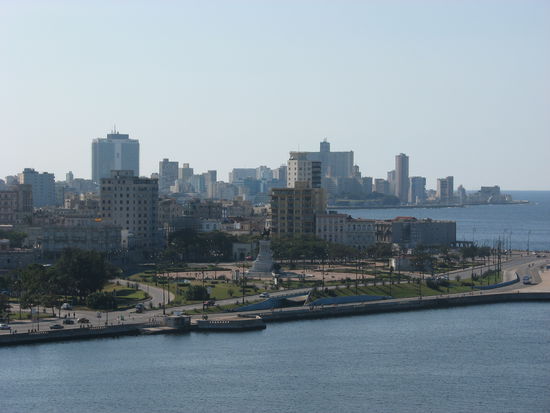 Blick auf Centro und Vedado - im Vordergrund der Kreisverkehr mit Tunneleinfahrt und Statue Gomez