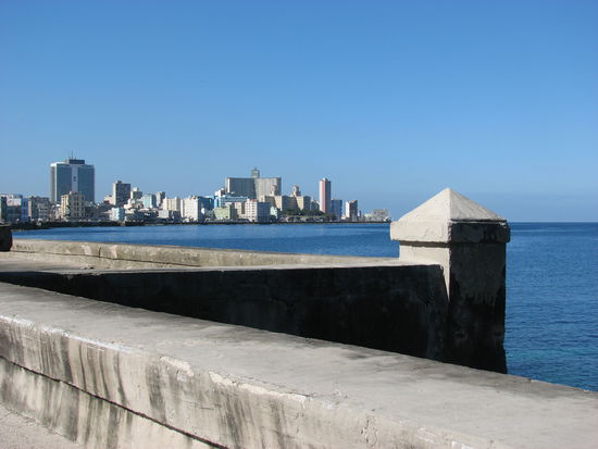 Vedado vom Anfang des malecon gesehen - der breite Kasten ist das Nacional