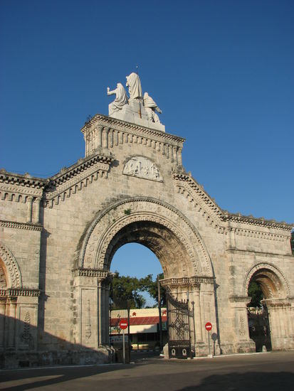 Eingang mit Einbahnstrassenverkehr zum Cementario Cristóbal Colón