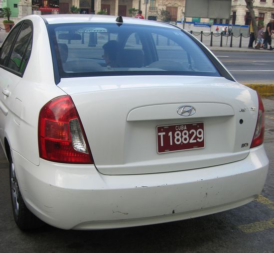 Unser Hyundai Accent - rundum verkratzt und 'leicht geblötscht', ohne jede Zierleiste und mit unvollständigem Typenzeichen und ohne Kofferraumschloß