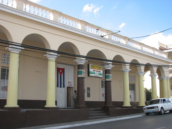 Tabakfabrik - ganze Busladungen werden vorgefahren - die Leute sind unfreundlich