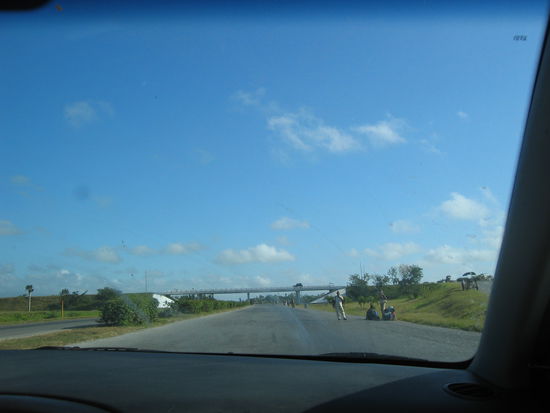 Je intensiver die Anhalter winken, desto mehr stehen sie auf den Fahrbahnen - im Osten winken sie auch mit Geldscheinen