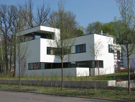 neuer Bau weitgehend nach der Konzeption des Bauhauses (Neubauviertel Weimar)