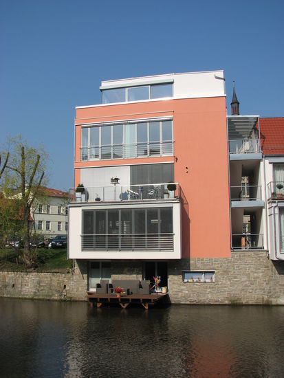 selbst Neubauten haben Bauhausformen übernommen und Terrassen 'in' die Gera gebaut