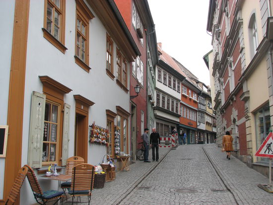 Die 120 m lange Brücke war im Mittelalter mit 62 Häusern 'bestückt'. Heute sind sie meist zu mehreren zusammengefaßt. Viele Boutiquen, Weinläden und Minirestaurants haben ihre Stühle in die enge Gasse gestellt.