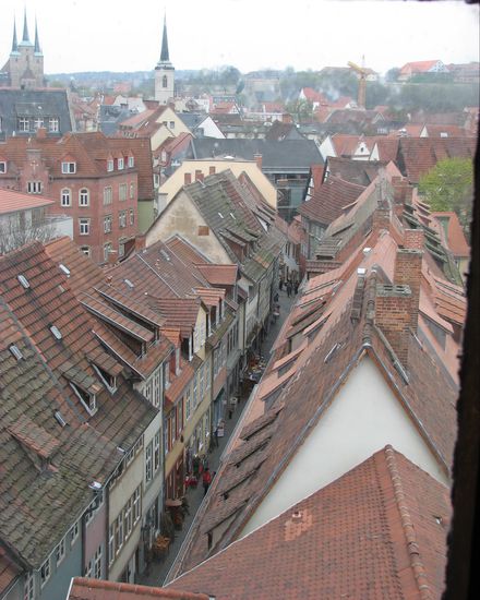 Krämerbrücke von oben - links oben die drei markanten Türme der Severikirche