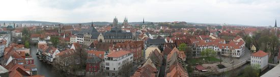 Panorama nach Westen - mit Dom und Severikirche im Hintergrund - mit Krämerbrücke im Vordergrund