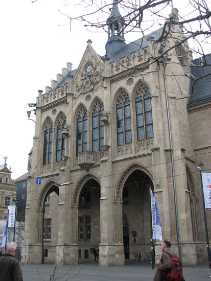 neugotisches Rathaus auf der Ostseite des Fischmarktes