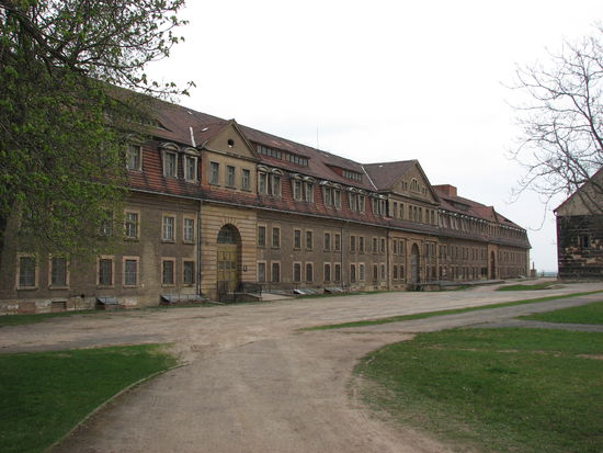 erhaltener aber noch nicht restaurierter Kasernenbau - die nebenan gelegene Petrikirche ist heute ein Kunstforum
