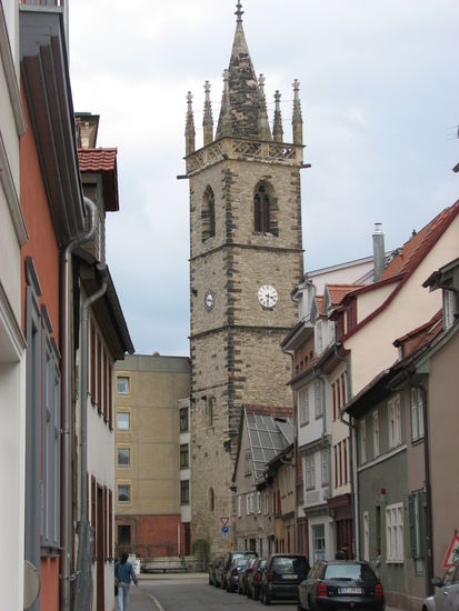 der Johanneskirchturm dient der Augustinerkirche als Glockenturm
