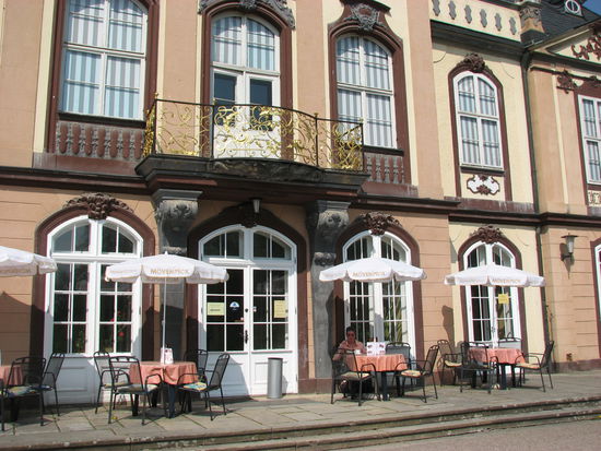 Kaffee und Kuchen als Mittagssnack