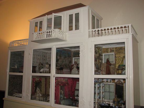 ein ganzes Haus mit Einrichtung