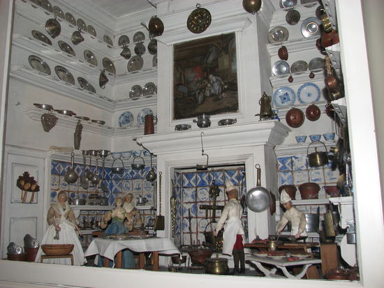 altertümliche Großküche in Puppenformat