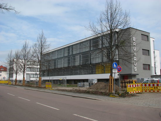Leider aktuell von Bauzaun umgeben - das klassische Bild vom Bauhausgebäude in Dessau.