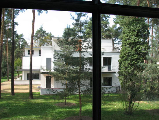 Blick auf das Muche-Haus - die zahlreichen Fenster und Türen zur Gartenseite werden hier erkennbar.
