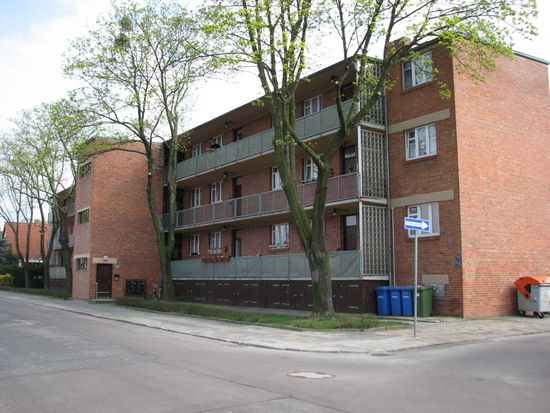 Laubenganghaus - links neben den Mülltonnen die 'Fahrradgaragen'