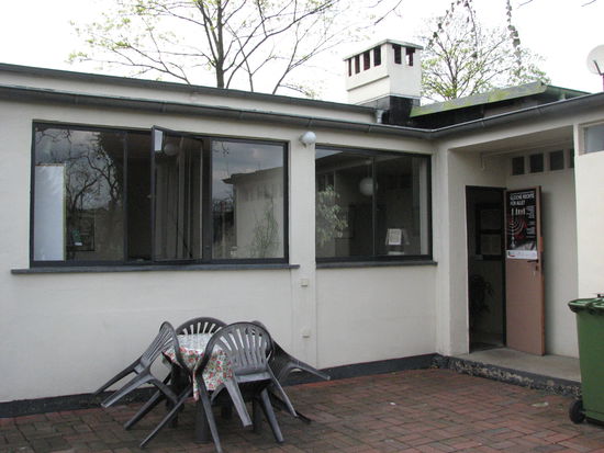 Gartenseite - rechts der kleine Anbau mit Trockentorftoilette