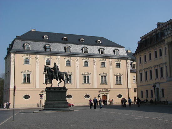Gebäude der Anna Amalia Bibliothek mit Rokokosaal und den ältesten Buchbeständen der Bibliothek.