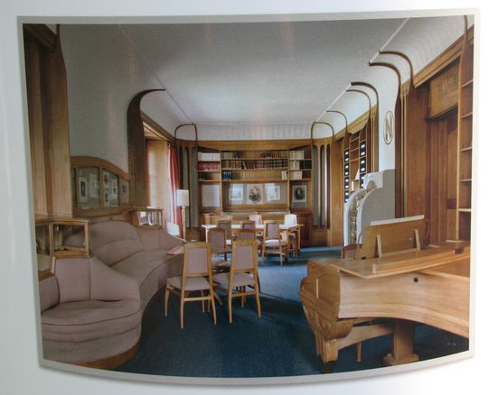 im Inneren fotografieren verboten - aber vor dem Haus wird das Foto des Wohnzimmers auf einer Plakatsäule präsentiert! (Rundung)