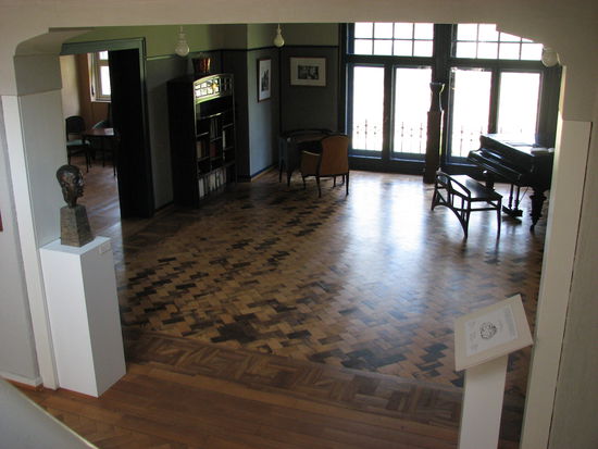 Blick von der Treppe in das Musikzimmer