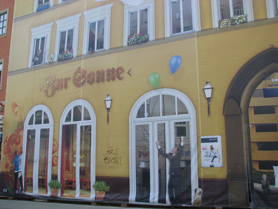 Kann man erkennen, dass es sich hier um eine unechte Fassade handelt, hinter der gerade restauriert wird?