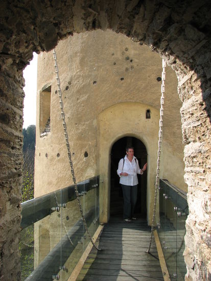 Hängebrücke zum roten Turm