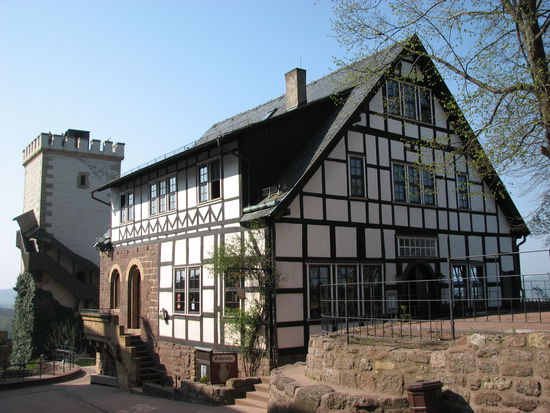 Gadem - Gästehaus - dahinter der Pulverturm (mit Verlies) - tolle Aussicht vom zugänglichen Dach.